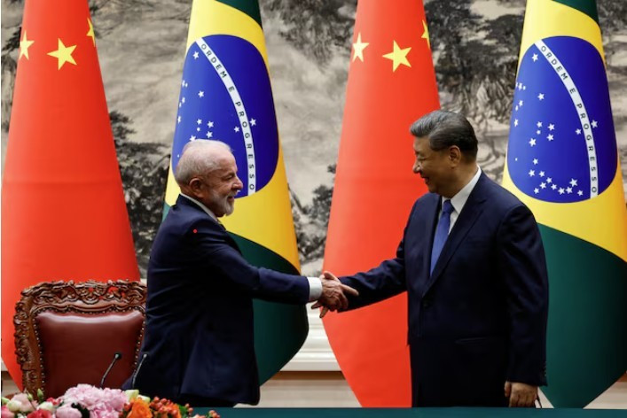 Chủ tịch Trung Quốc Tập Cận Bình bắt tay Tổng thống Luiz Inacio Lula da Silva sau lễ ký thông cáo chung tại Bắc Kinh, ngày 13/5. (Ảnh: Reuters) lula.jpg