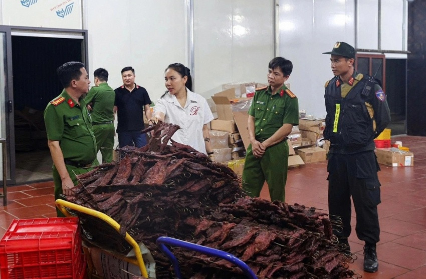 Bắt Giám đốc công ty bán hàng trăm tấn trâu gác bếp giả: Doanh nghiệp đứng sau có vốn 500 triệu, thu lợi trăm tỷ