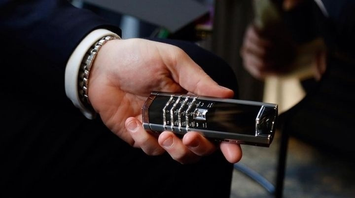 Không phải iPhone, người Việt đang rót tiền cho mẫu điện thoại 'pháo đài số', cứ 2 ngày chốt 1 đơn