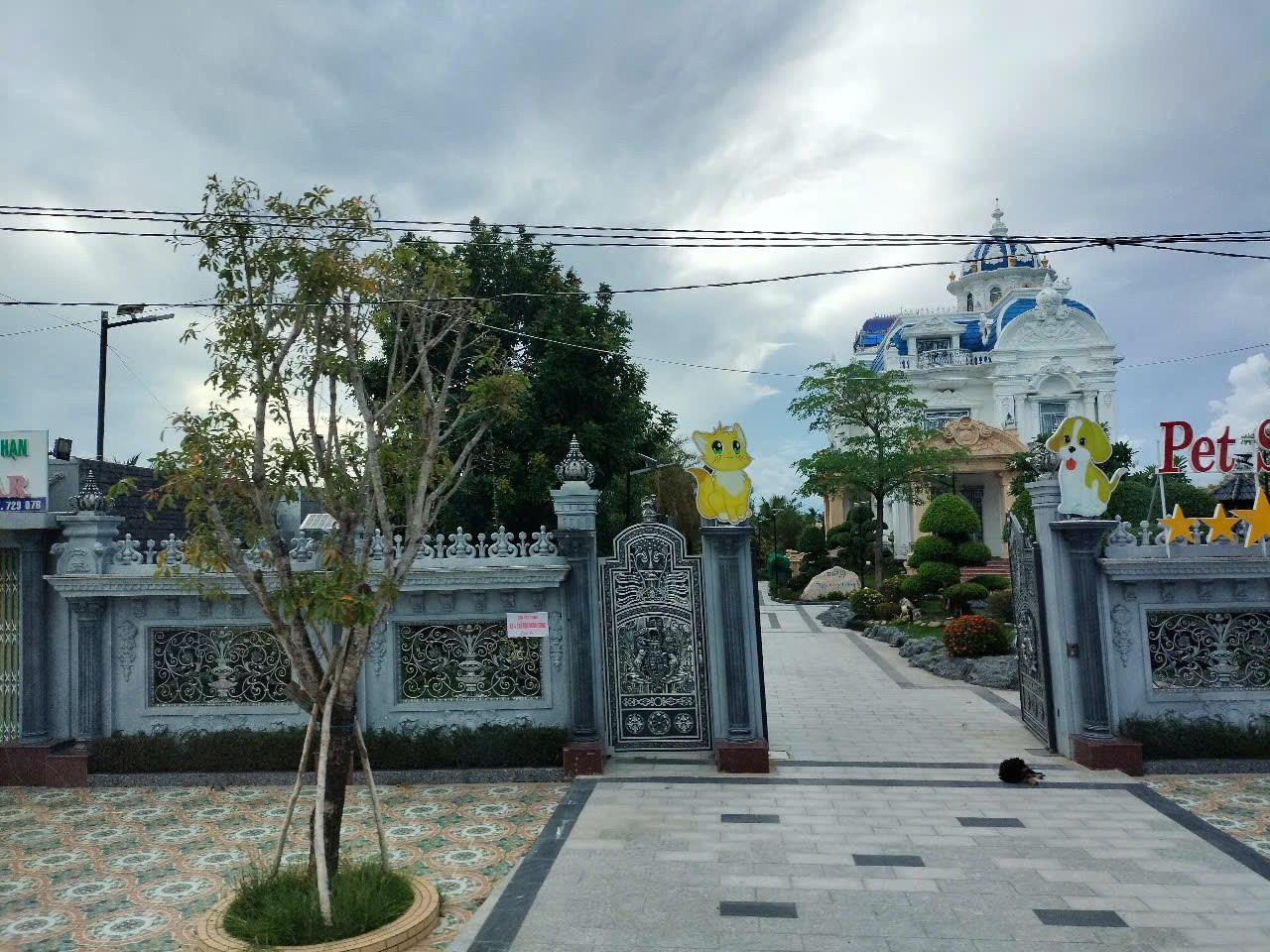 Căn biệt thự của ông Tập xây không phép trên đất nông nghiệp tới nay vẫn uy nghi tồn tại. Căn biệt thự của ông Tập xây không phép trên đất nông nghiệp tới nay vẫn uy nghi tồn tại.