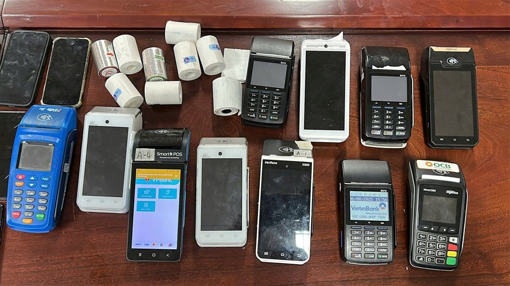 Bắt giữ 6 đối tượng, thu giữ 25 máy POS, 10 điện thoại di động - ảnh 1