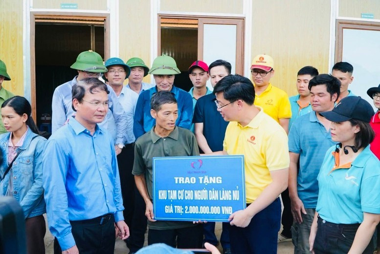 Quỹ từ thiện phi lợi nhuận của ông Phạm Nhật Vượng đón nhận Huân chương Lao động hạng Nhất - ảnh 2