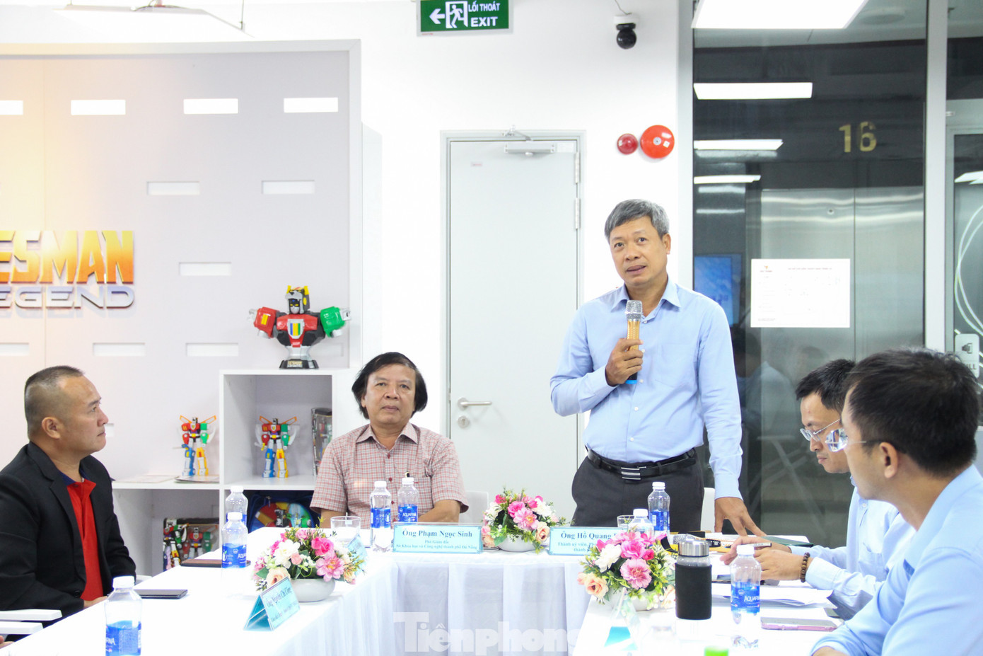 Lãnh đạo TP. Đà Nẵng đối thoại với cộng đồng khởi nghiệp. Ảnh: Giang Thanh. tp-dau-ra-cho-start-up-3.jpg