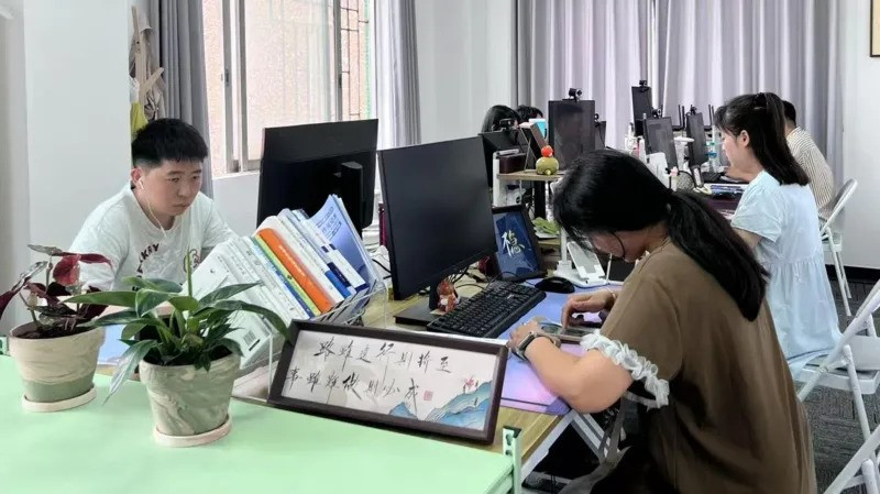 Chìm trong thất nghiệp, người trẻ Trung Quốc chi gần 200.000 đồng mỗi ngày để… giả vờ đi làm - ảnh 2
