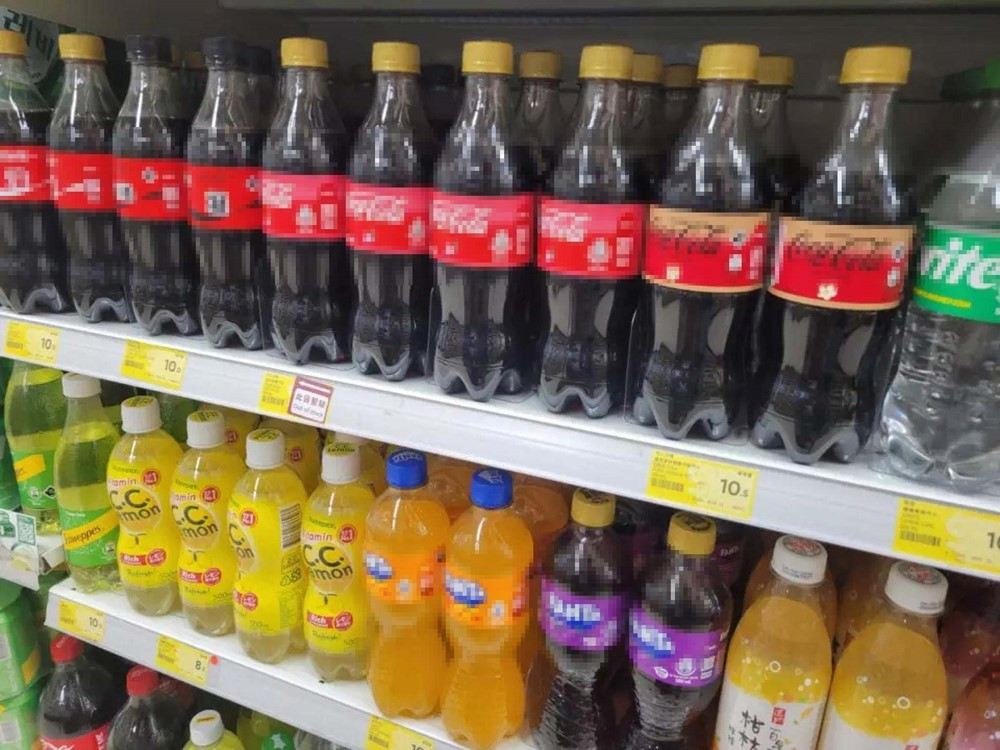 Bắt giữ người đàn ông 63 tuổi bơm nước tiểu vào hàng loạt chai nước ngọt có ga tại siêu thị