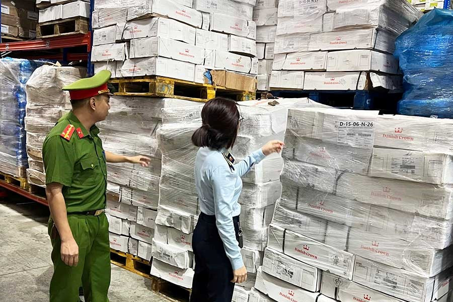 Phát hiện 15.920kg xương lợn đông lạnh hết hạn sử dụng, đã bán 200kg ra thị trường - ảnh 1