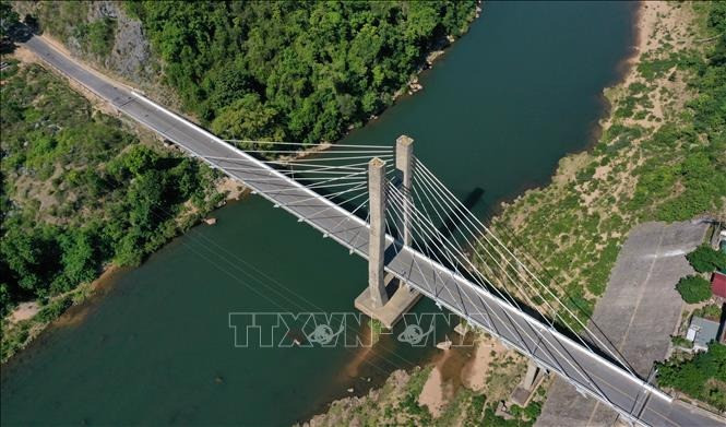 Cầu dây văng có một trụ tháp giữa núi rừng Trường Sơn: Nhịp nối 2 bờ hữu nghị Việt Nam - Cuba- Ảnh 2.
