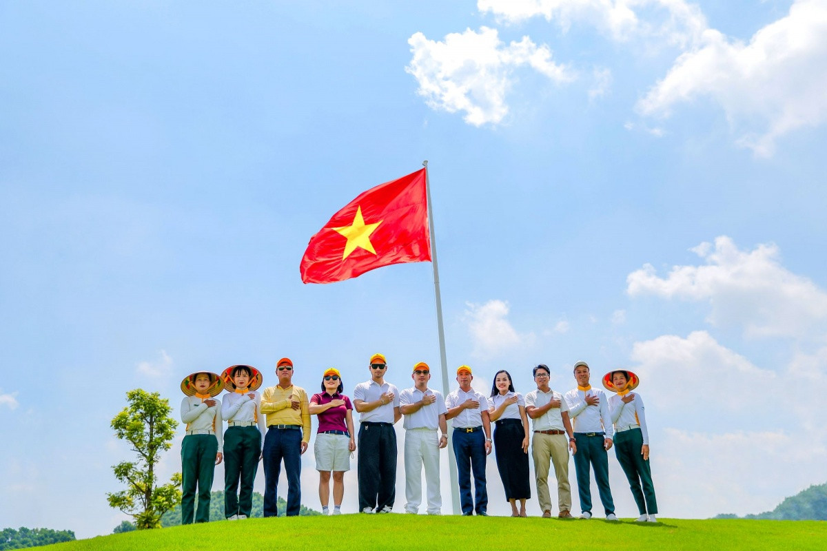 Cán bộ, nhân viên Văn Lang Empire T&T Golf Club sẽ được NTK Lê Thanh Hòa thiết kế đồng phục riêng