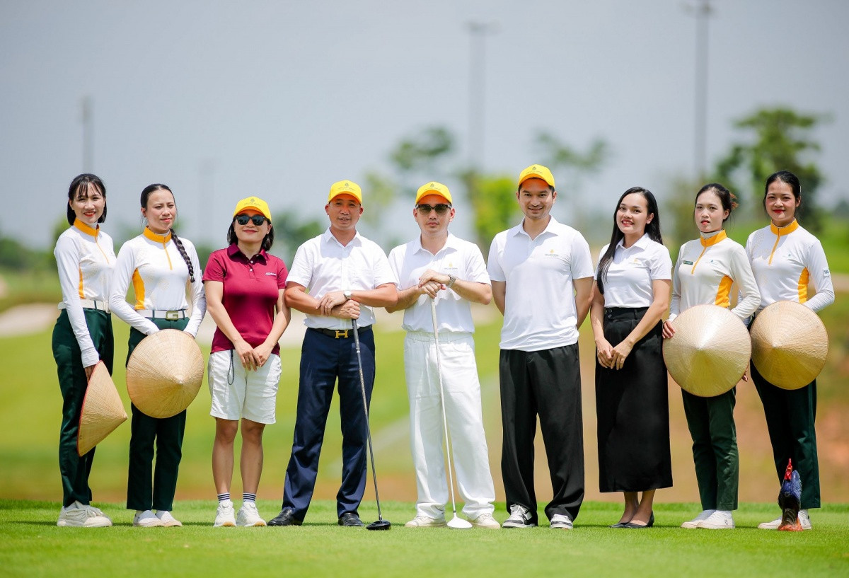 Cán bộ, nhân viên Văn Lang Empire T&T Golf Club sẽ được NTK Lê Thanh Hòa thiết kế đồng phục riêng