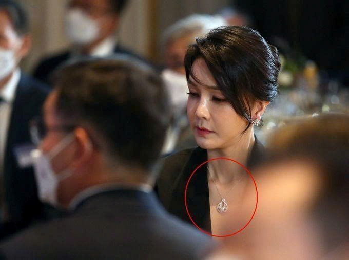 Phát hiện dây chuyền kim cương, đồng hồ và loạt quà tặng xa xỉ khi khám xét nhà cựu Đệ nhất phu nhân Hàn Quốc - ảnh 1