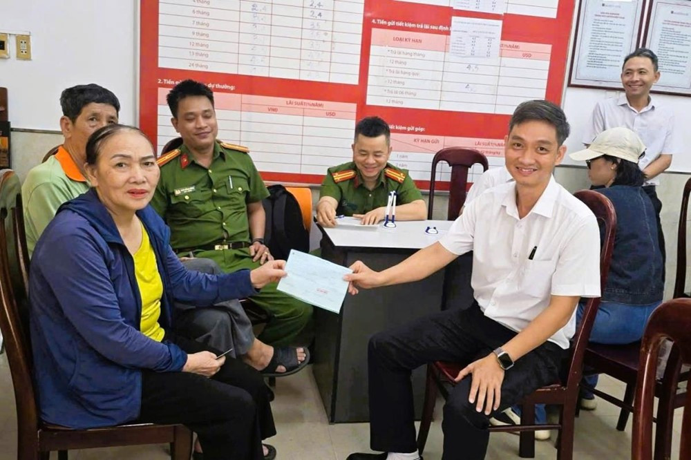 Phát hiện cụ bà đến giao dịch trong trạng thái hoảng loạn, nhân viên ngân hàng lập tức báo công an - ảnh 1