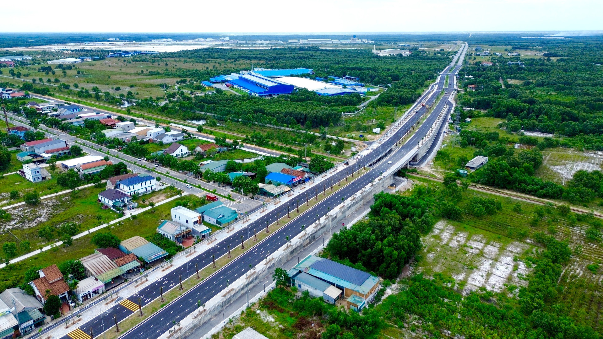Thông xe tuyến đường cứu nạn 'ngâm' 15 năm dai dẳng tại TP trẻ nhất cả nước- Ảnh 1.