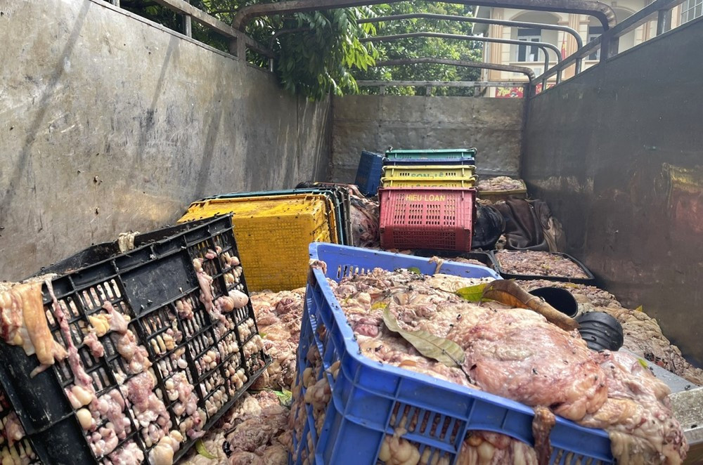 Phát hiện, tịch thu hơn 2 tấn mỡ và da bò không rõ nguồn gốc, bốc mùi hôi thối - ảnh 2