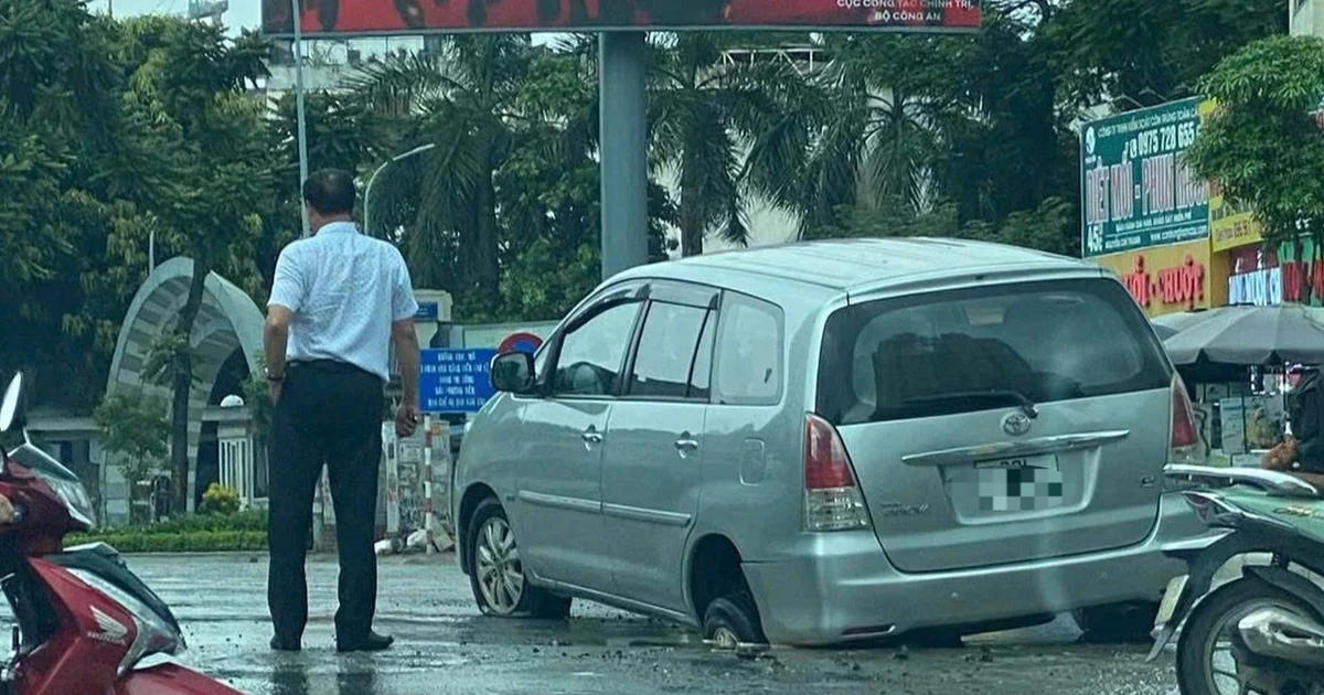 Hà Nội: Ô tô 7 chỗ sụt 'hố tử thần' trên đường Nguyễn Chí Thanh