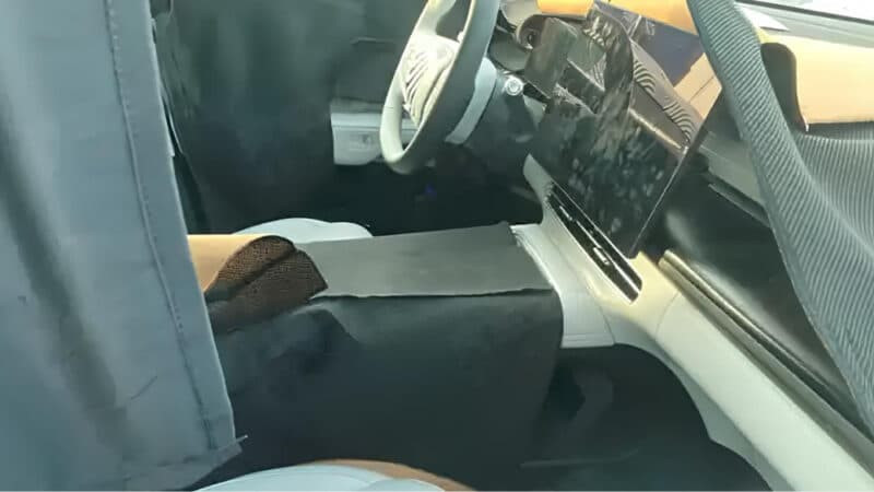Xpeng ra mắt xe điện tự lái sử dụng AI, giá rẻ hơn mẫu ô tô cưng của Tesla tới 210 triệu đồng - ảnh 3
