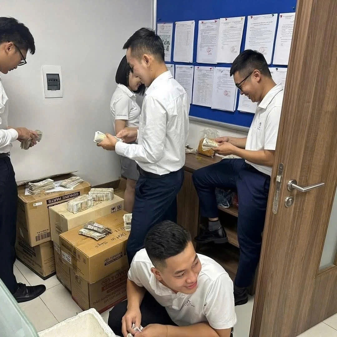 Cửa hàng xe đã huy động khoảng 20 nhân viên từ phòng kinh doanh và một số phòng ban khác để đếm số tiền trong 2 tiếng.