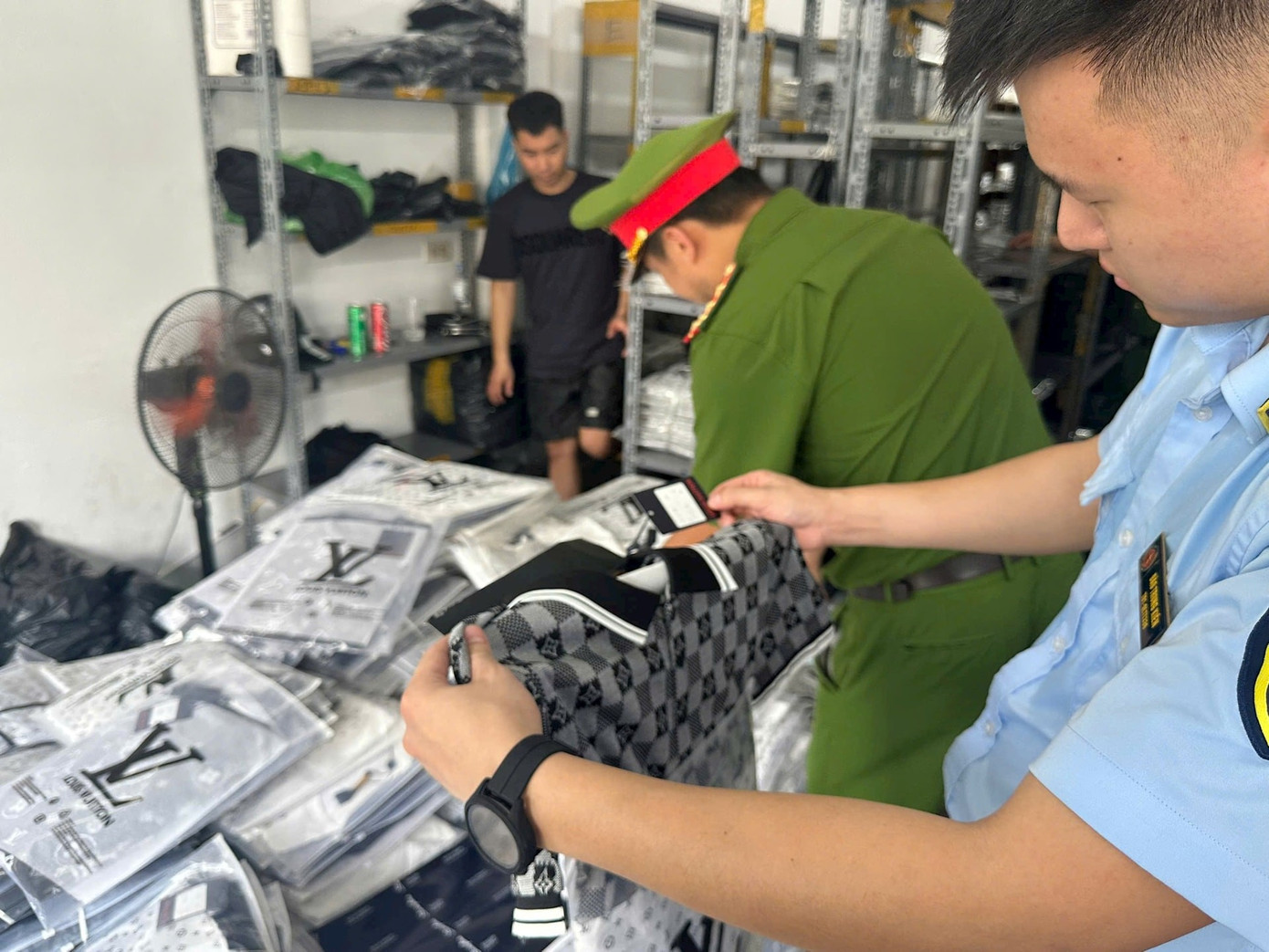 Đội QLTT số 8 phối hợp cơ quan chức năng kiểm tra nguồn gốc xuất xứ hàng hóa. 17-8-qltt2.jpg