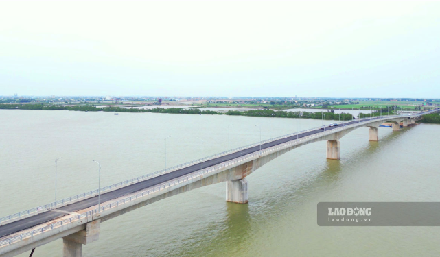 Sắp thông xe cầu vượt sông nghìn tỷ nối 2 tỉnh miền Bắc, kết thúc hơn 200 năm di chuyển bằng đò của người dân bên sông Hồng- Ảnh 2. Sắp thông xe cầu vượt sông nghìn tỷ nối 2 tỉnh miền Bắc, kết thúc hơn 200 năm di chuyển bằng đò của người dân bên sông Hồng- Ảnh 2.