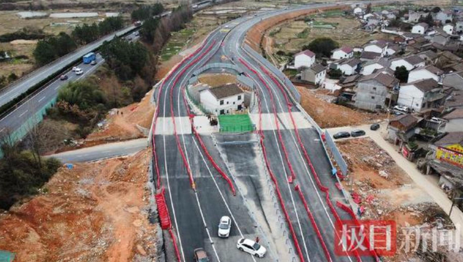 Tranh chấp bồi thường đất tạo nên cảnh tượng ‘chướng mắt’ trên cao tốc- Ảnh 3. Tranh chấp bồi thường đất tạo nên cảnh tượng ‘chướng mắt’ trên cao tốc- Ảnh 3.