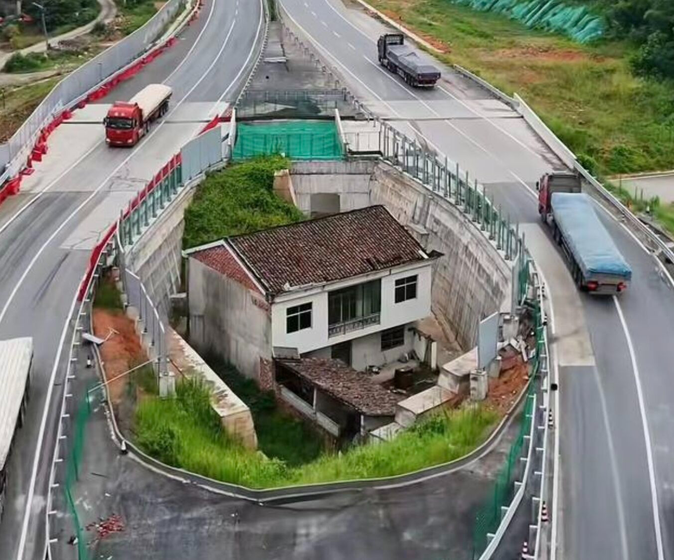 Tranh chấp bồi thường đất tạo nên cảnh tượng ‘chướng mắt’ trên cao tốc- Ảnh 1. Tranh chấp bồi thường đất tạo nên cảnh tượng ‘chướng mắt’ trên cao tốc- Ảnh 1.