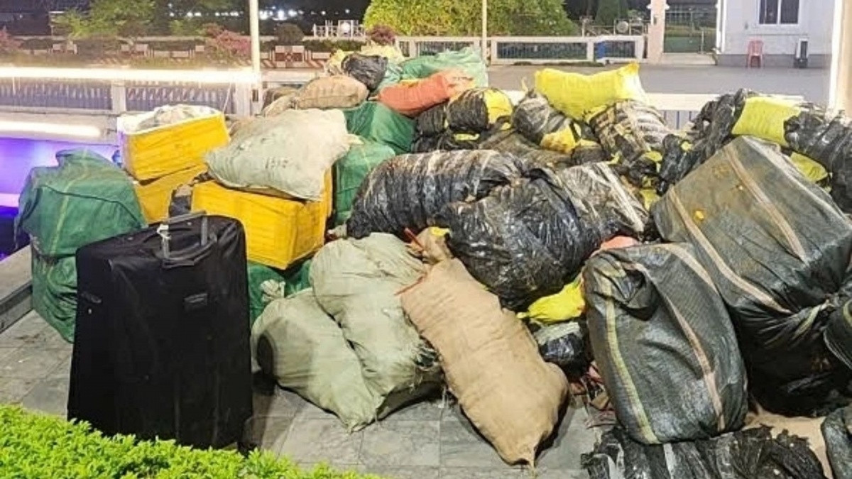 Hơn 7 tấn lạp xưởng cùng 2,6 tấn trứng gà non và 750 kg nầm lợn ngụy trạng kỹ nhưng vẫn bị phát hiện