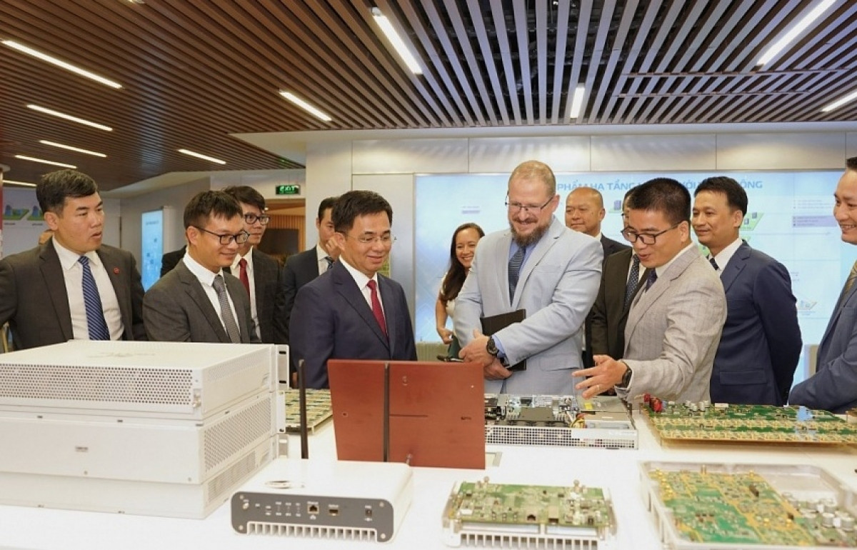 Lần đầu tiên trong lịch sử, tập đoàn 160 tỷ USD cử đoàn chuyên gia cấp cao nhất sang làm việc với Viettel