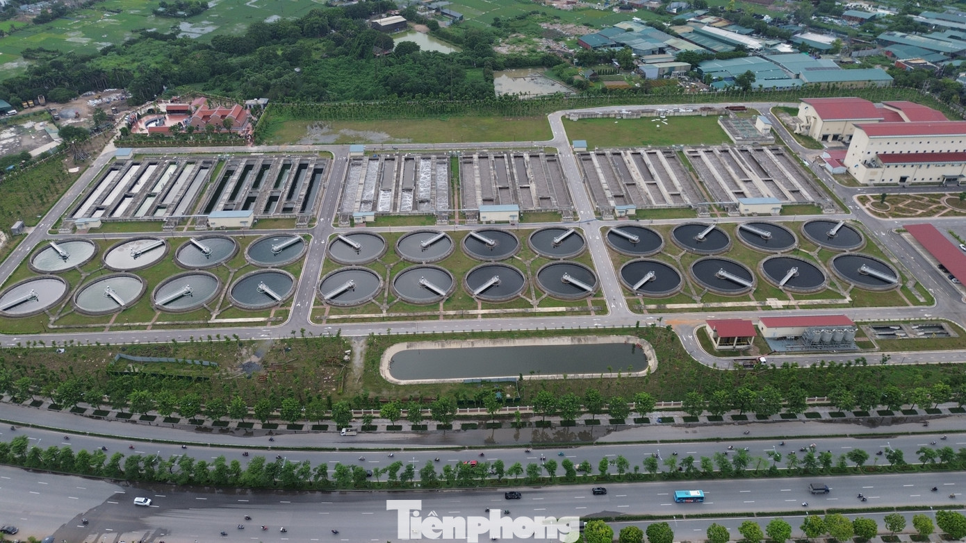 Ngày 17/8, ông Hoàng Trọng Tùng - Giám đốc Ban Quản lý dự án đầu tư xây dựng công trình hạ tầng kỹ thuật và nông nghiệp Hà Nội - cho biết, Nhà máy Xử lý nước thải Yên Xá sẽ khánh thành và chính thức đi vào hoạt động vào ngày 19/8. Hiện tại, công tác chuẩn bị cho lễ khánh thành đã cơ bản hoàn tất. tp-11.jpg