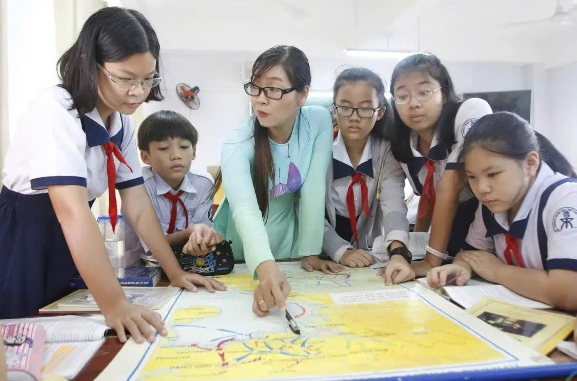 TS Nguyễn Thị Huyền Thảo, giáo viên dạy Sử tại trường THPT chuyên Trần Đại Nghĩa, TP.HCM (giữa) cùng học sinh 673d239ed3aca.jpg