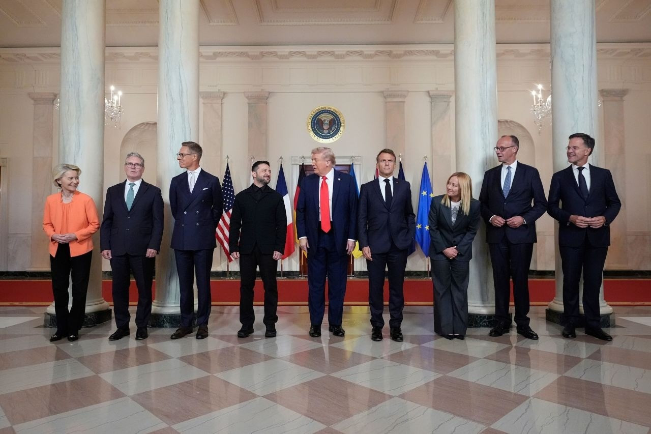 Tổng thống Mỹ Donald Trump, Tổng thống Ukraine Volodymyr Zelensky cùng các lãnh đạo châu Âu chụp ảnh tại Nhà Trắng trước cuộc hội đàm ngày 18/8. (Ảnh: AP) ap25230682691810.jpg