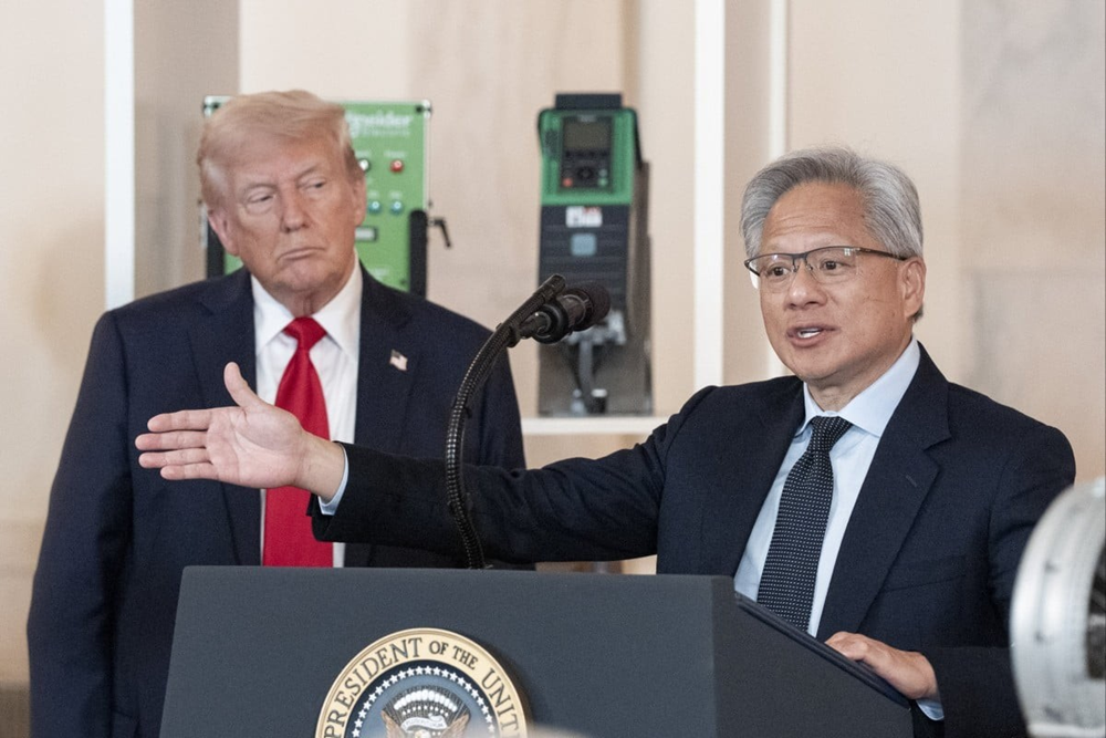Cho phép xuất khẩu chip Nivida sang Trung Quốc, ông Trump bị chỉ trích dữ dội - ảnh 1
