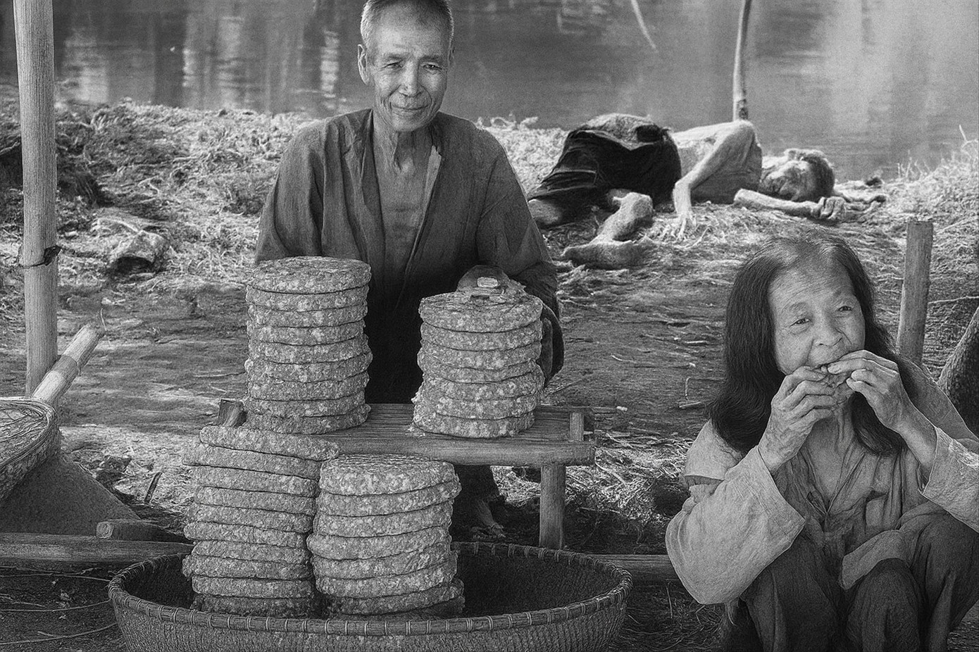 Loại thức ăn quý giá năm Ất Dậu gọi có tên “khô dầu” là bã thải của lạc, đỗ… sau khi đã ép hết nước dầu, thường được đóng thành bánh khoanh tròn để bón ruộng hay chăn nuôi gia súc, gia cầm, nhưng không phải ai cũng có đủ tiền để mua một miếng “khô dầu” lót dạ stt2a.jpg