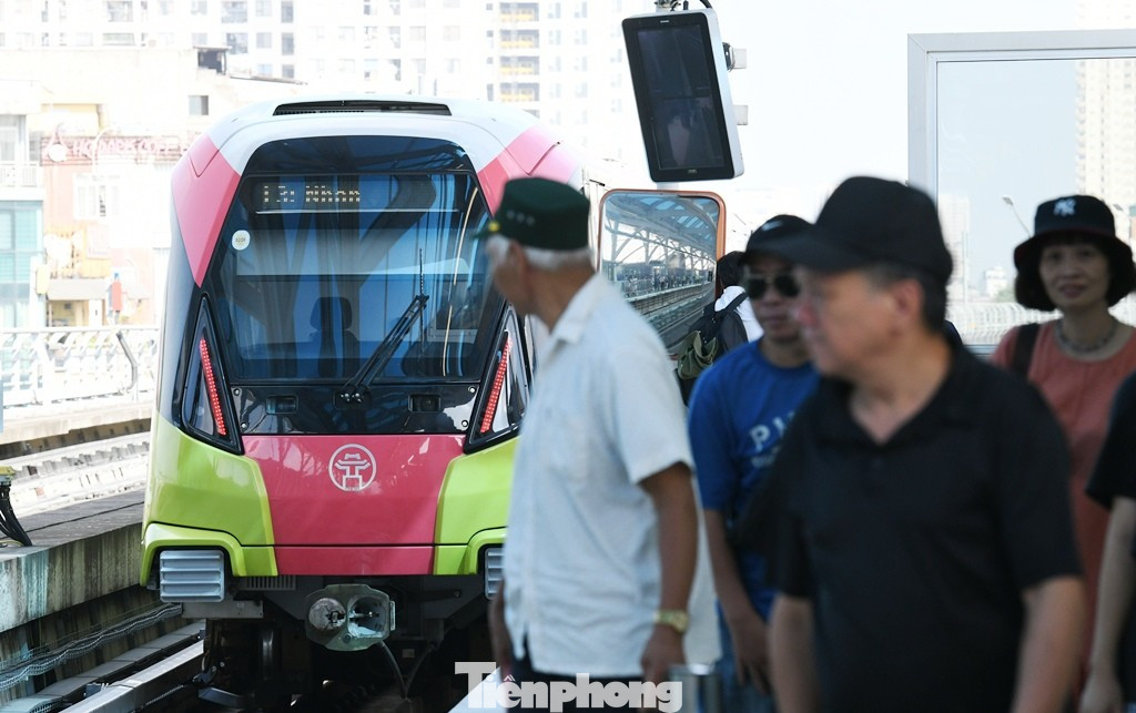 Tuyến tàu Nhổn - ga Hà Nội đang hoạt động chở khách ở đoạn trên cao Nhổn - Cầu Giấy. tp-4.jpg