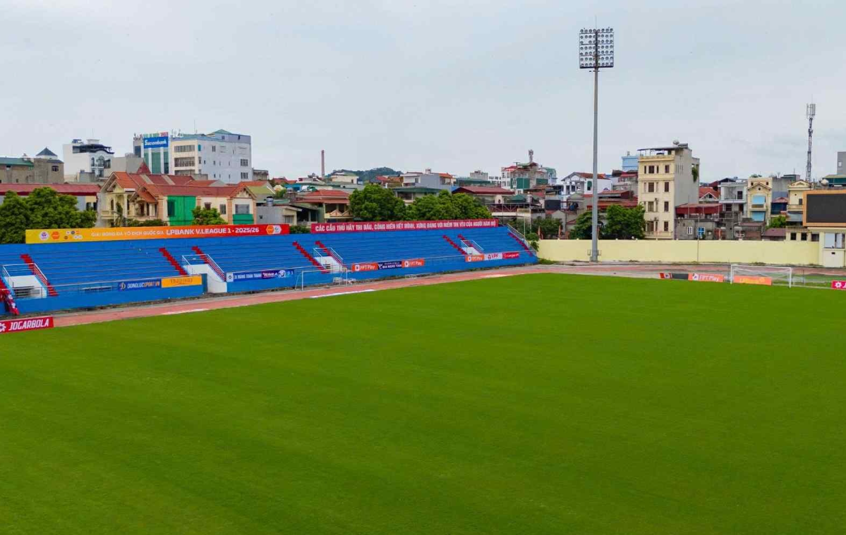 Sân vận động sức chứa 25.000 chỗ ngồi đạt tiêu chuẩn SEA Games tại Ninh Bình ‘lên đời’ long lanh trước ngày diễn ra trận đấu lịch sử- Ảnh 1.