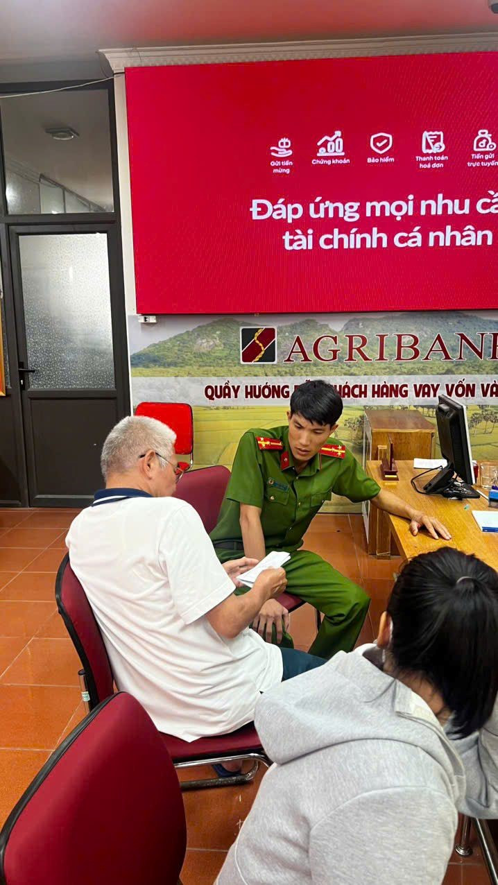 Ông H. mang 57 triệu đồng tiền mặt đến ngân hàng yêu cầu chuyển ngay cho 'Trưởng Công an xã', nhân viên Agribank lập tức mời công an đến - ảnh 1