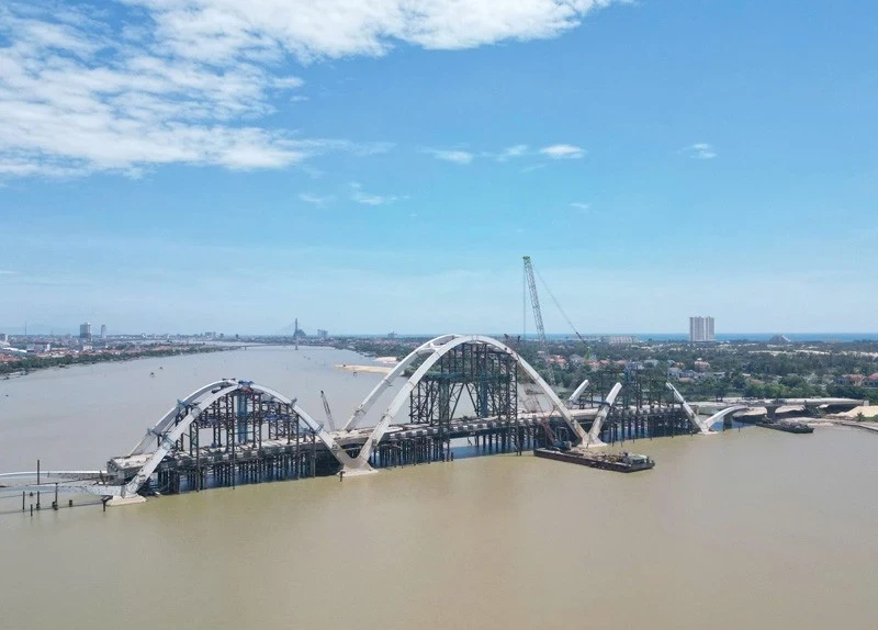 Quảng Trị: Cầu nghìn tỉ sắp hoàn thành, đường 2 đầu cầu chưa xong giải phóng mặt bằng