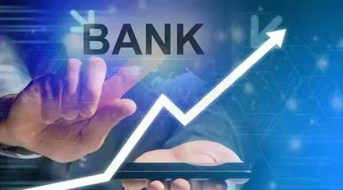 10 ngân hàng vốn hóa vượt 100.000 tỷ, một nhà băng tăng 70% vọt lên top 2
