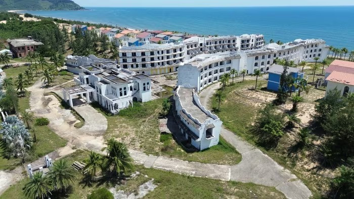 Cảnh hoang tàn, nhếch nhác tại khu nghỉ dưỡng gần nghìn tỷ bỏ hoang nhiều năm dọc vịnh biển đẹp nhất thế giới- Ảnh 3.