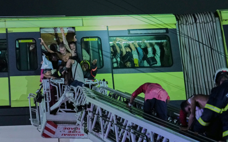 Tàu điện chở gần 600 hành khách mắc kẹt giữa mưa lớn, nhiều người nhập viện - ảnh 2