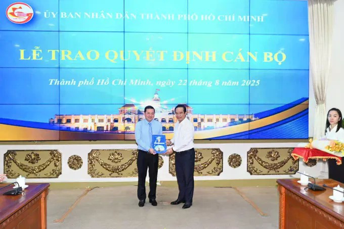 Chủ tịch UBND TPHCM Nguyễn Văn Được (phải) trao quyết định cho Giám đốc Sở Sở Nông nghiệp và Môi trường TPHCM Nguyễn Toàn Thắng. 11.jpg