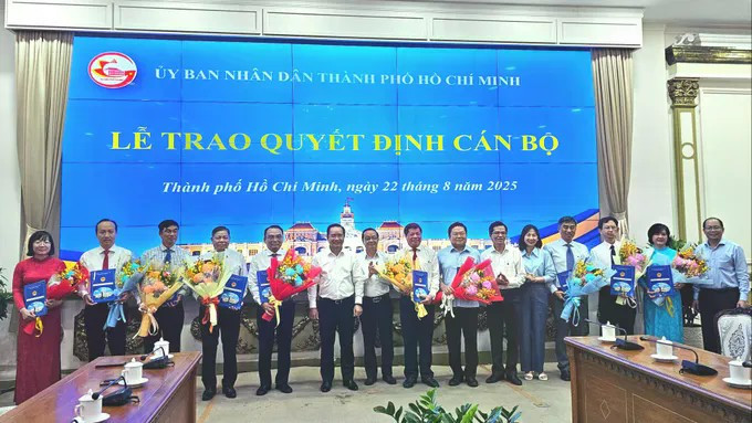 Lãnh đạo TPHCM trao quyết định cho lãnh đạo Ban Quản lý các Khu chế xuất và Công nghiệp TPHCM. 22.jpg