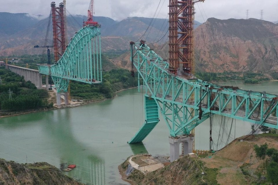 Sập cầu vòm giàn thép liên tục hai đường ray có nhịp lớn nhất thế giới, khẩn cấp huy động 91 xe cứu hộ cùng hơn 800 nhân lực ứng cứu - ảnh 2