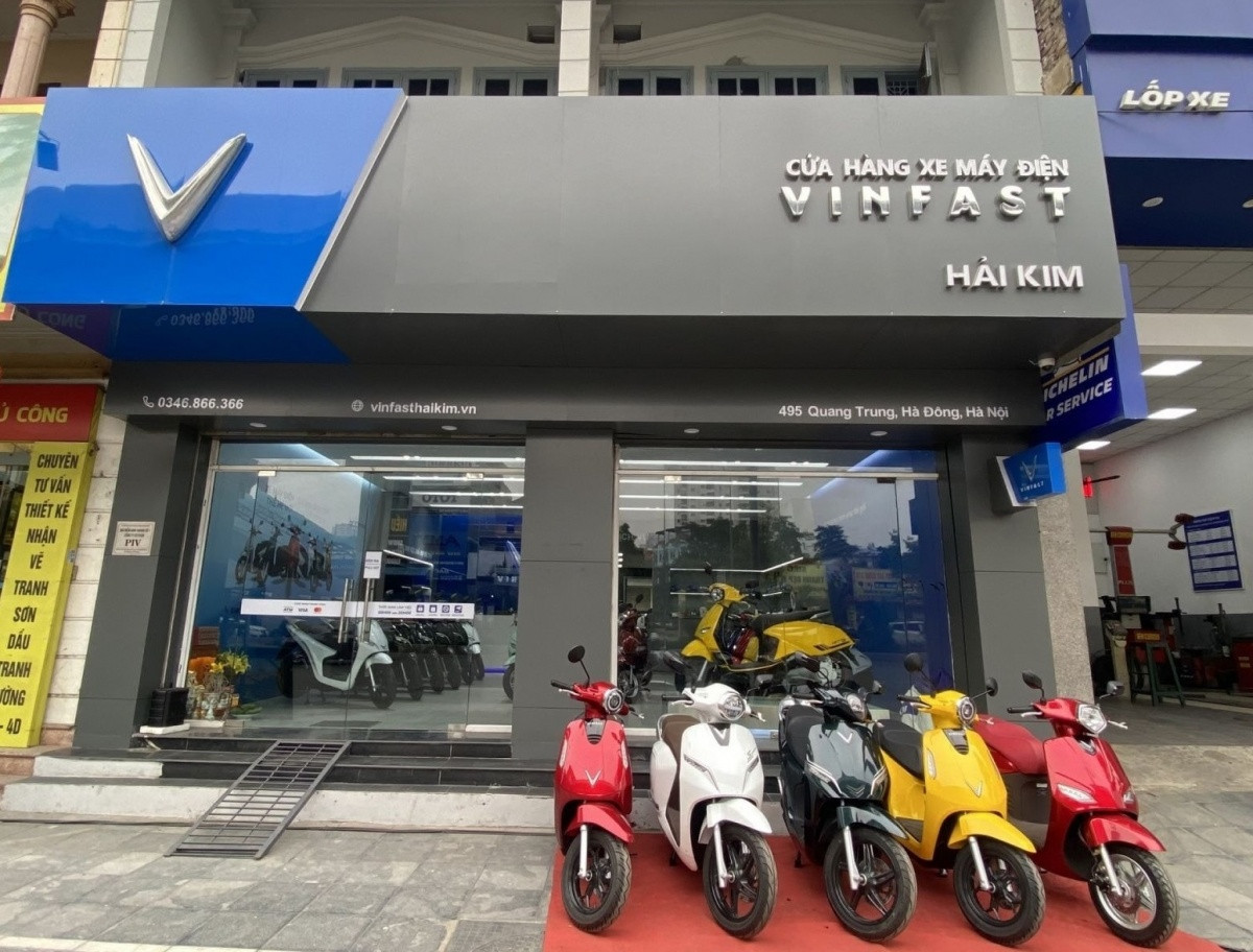 Lần đầu tiên tại 1 địa phương số lượng xe máy điện của VinFast ‘vượt mặt’ xe xăng Honda, đại lý cũng dần đổi ‘chiến lược’
