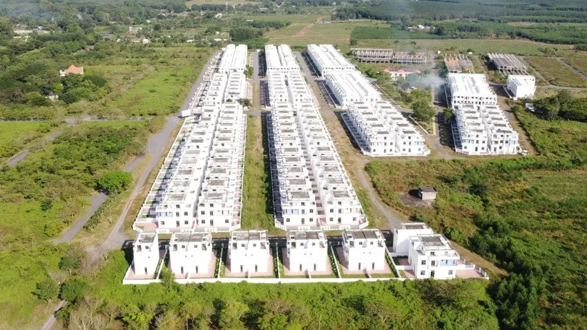 Gần 500 biệt thự, nhà liền kề từng là 'dự án trong mơ' nay đìu hiu, xuống cấp, cỏ dại mọc um tùm- Ảnh 1. Gần 500 biệt thự, nhà liền kề từng là 'dự án trong mơ' nay đìu hiu, xuống cấp, cỏ dại mọc um tùm- Ảnh 1.