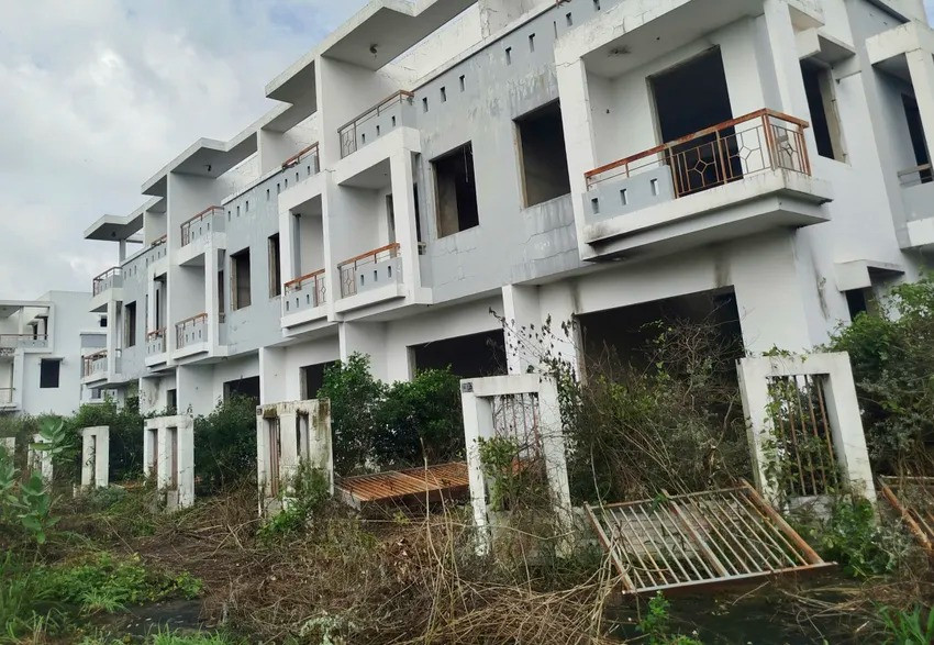 Gần 500 biệt thự, nhà liền kề từng là 'dự án trong mơ' nay đìu hiu, xuống cấp, cỏ dại mọc um tùm- Ảnh 3. Gần 500 biệt thự, nhà liền kề từng là 'dự án trong mơ' nay đìu hiu, xuống cấp, cỏ dại mọc um tùm- Ảnh 3.