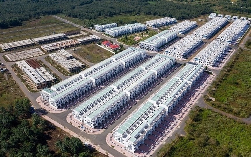 Gần 500 biệt thự, nhà liền kề từng là 'dự án trong mơ' nay đìu hiu, xuống cấp, cỏ dại mọc um tùm- Ảnh 2. Gần 500 biệt thự, nhà liền kề từng là 'dự án trong mơ' nay đìu hiu, xuống cấp, cỏ dại mọc um tùm- Ảnh 2.