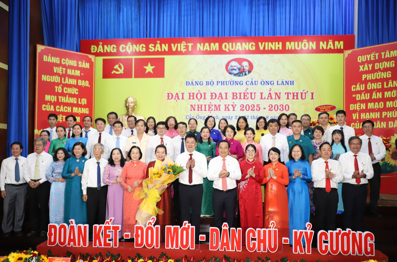 Chủ tịch UBND TPHCM Nguyễn Văn Được trao hoa chúc mừng Ban chấp hành Đảng bộ phường Cầu Ông Lãnh. Ảnh: Ngô Tùng. img-4932.jpg