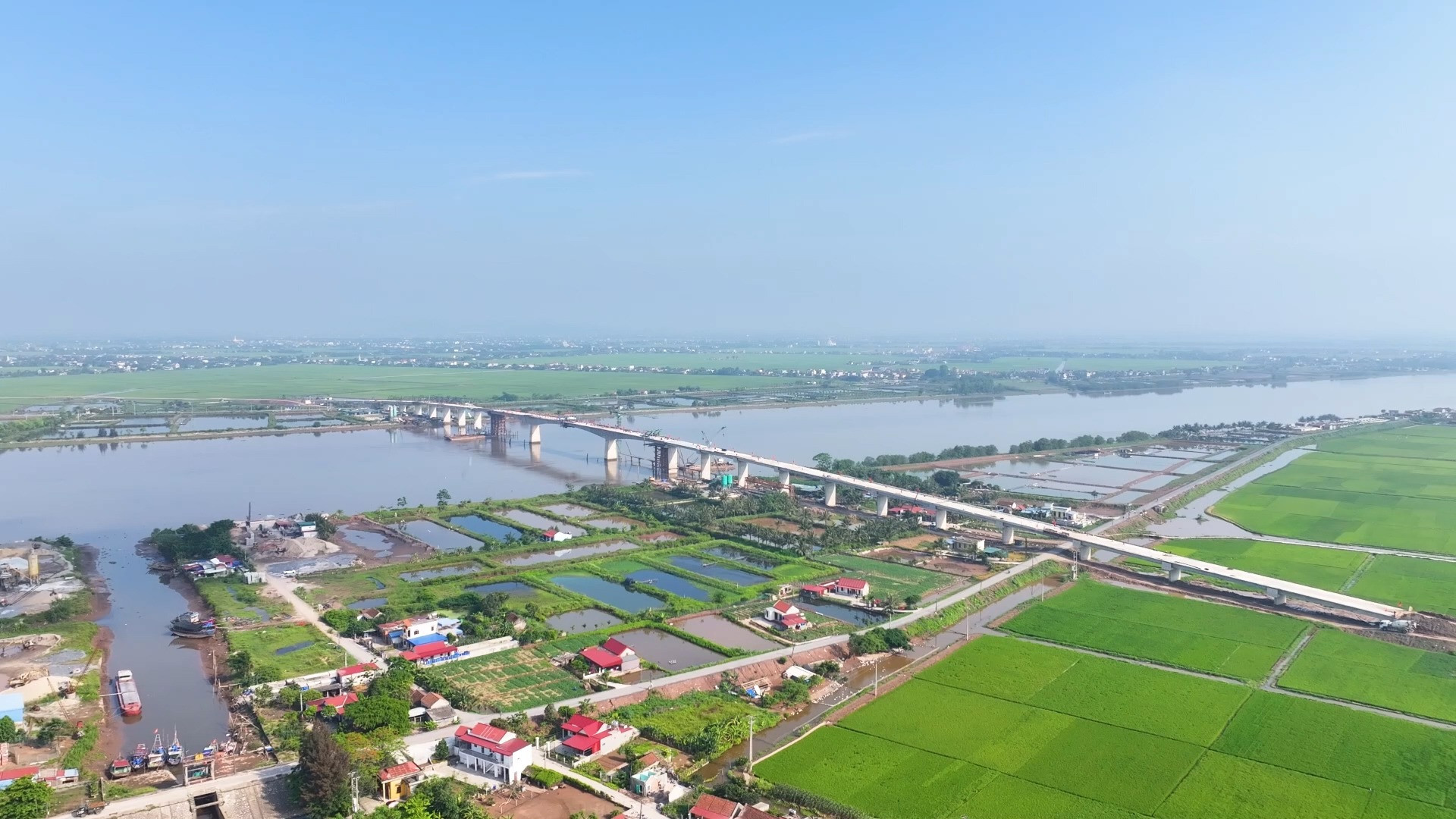 Dự chi 13.000 tỷ, 'thay áo' cho dòng sông biểu tượng của Ninh Bình- Ảnh 3. Dự chi 13.000 tỷ, 'thay áo' cho dòng sông biểu tượng của Ninh Bình- Ảnh 3.