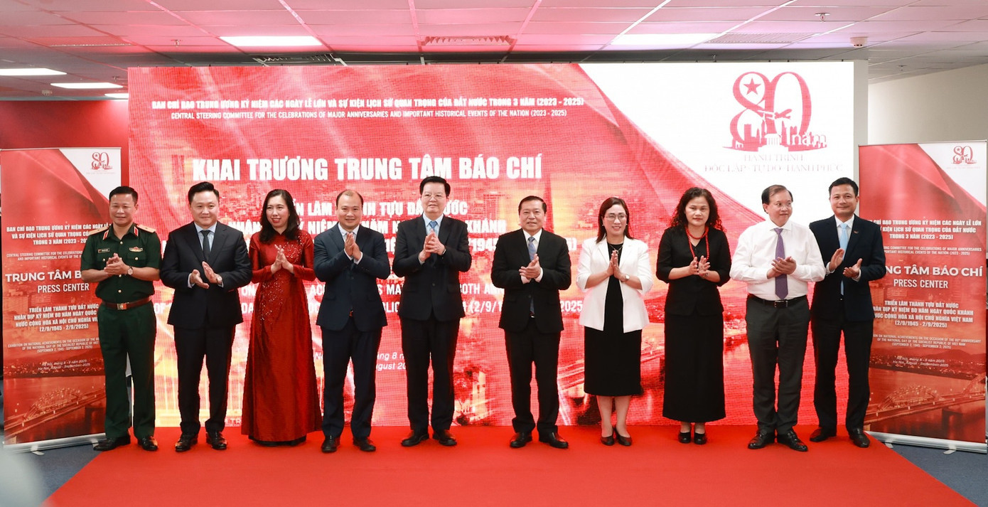 Phó Thủ tướng Chính phủ Mai Văn Chính và các đại biểu tại Lễ khai trương Trung tâm báo chí Triển lãm thành tựu đất nước nhân kỷ niệm 80 năm Quốc khánh. Ảnh: Nguyễn Hải. tienphong-228hopbao.jpg