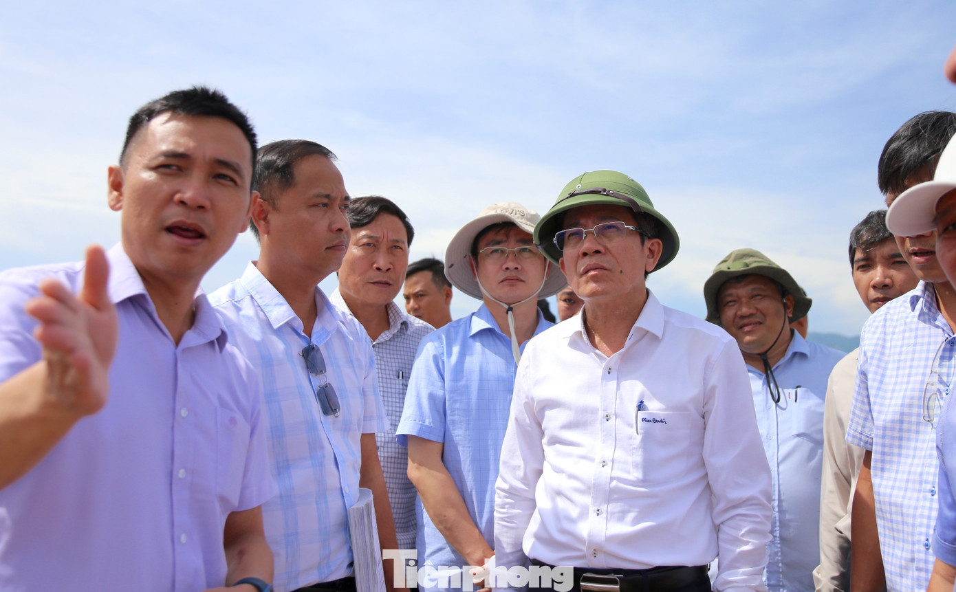Ông Trần Nam Hưng, Phó Chủ tịch UBND thành phố Đà Nẵng kiểm tra các dự án chậm tiến độ phía nam thành phố. Ảnh: Hoài Văn tp-pho-chu-tich-da-nang-tran-nam-hung-kiem-tra-du-an-cham-tien-do.jpg