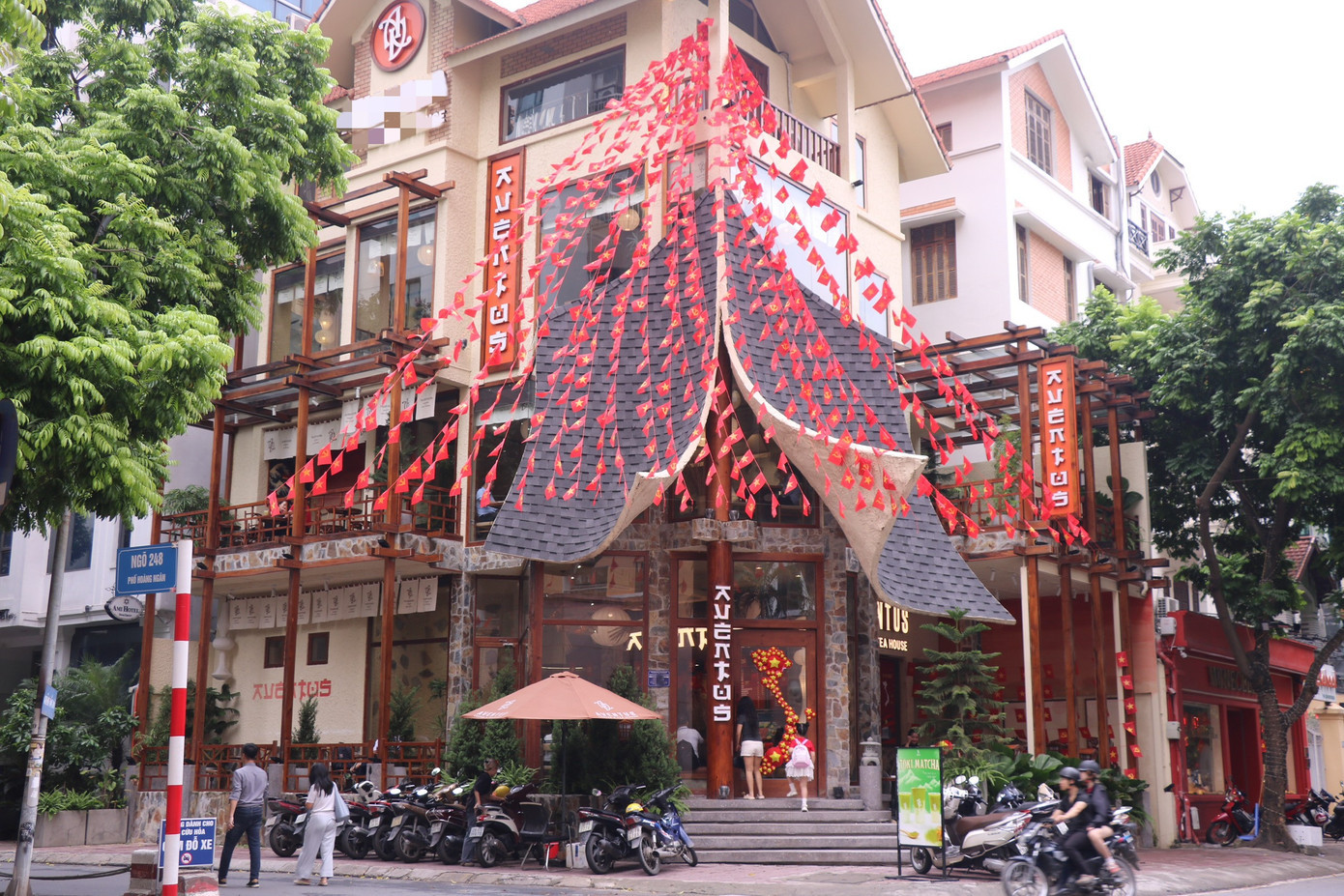 Quán cafe trang trí ấn tượng phủ kín không gian với cờ đỏ sao vàng. 17a96c9a221daa43f30c.jpg